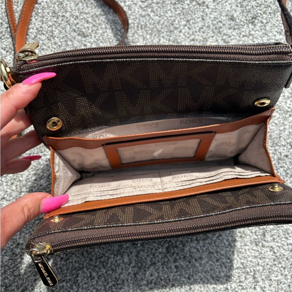 MICHAEL KORS Small Crossbody with Wallet section and card section - Picture 9 of 17